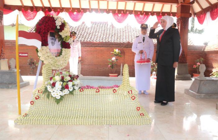 Jelang Hari Jadi ke-78 Provinsi Jatim, Khofifah Pimpin Ziarah ke Makam Gubernur Soerjo Jelang Hari Jadi ke-78 Provinsi Jatim, Khofifah Pimpin Ziarah ke Makam Gubernur Soerjo