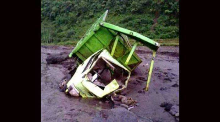 ​Belasan Truk Penambang Pasir di Blitar Hanyut Diterjang Aliran Sungai Lahar