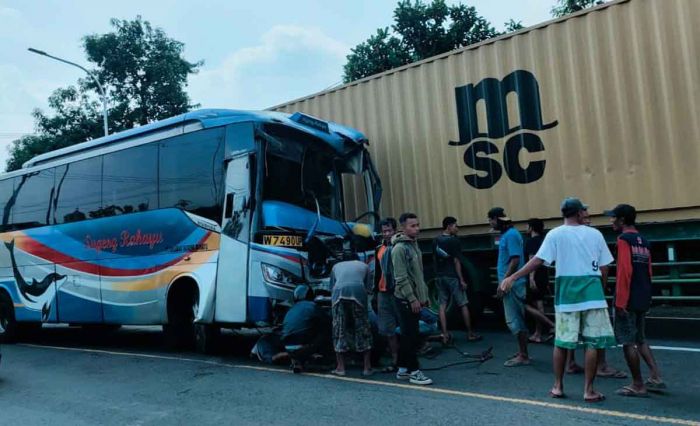 Kecelakaan Truk Vs Bus Sugeng Rahayu di Sidoarjo, Sopir dan Kernet Luka Parah