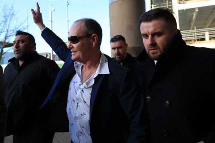 Paul Gascoigne Menjamah Bokong dan Cium Cewek sambil Katakan Sapi Gemuk Paul Gascoigne Menjamah Bokong dan Cium Cewek sambil Katakan Sapi Gemuk