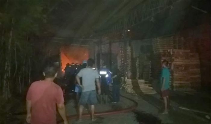 Gudang Palet Kayu di Taman Sidoarjo Terbakar