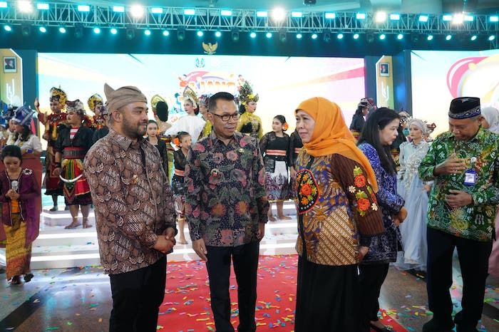 Wali Kota Batu Dampingi Gubernur Khofifah di Pembukaan Ajang Talenta Siswa Jatim 2025 Wali Kota Batu Dampingi Gubernur Khofifah di Pembukaan Ajang Talenta Siswa Jatim 2025