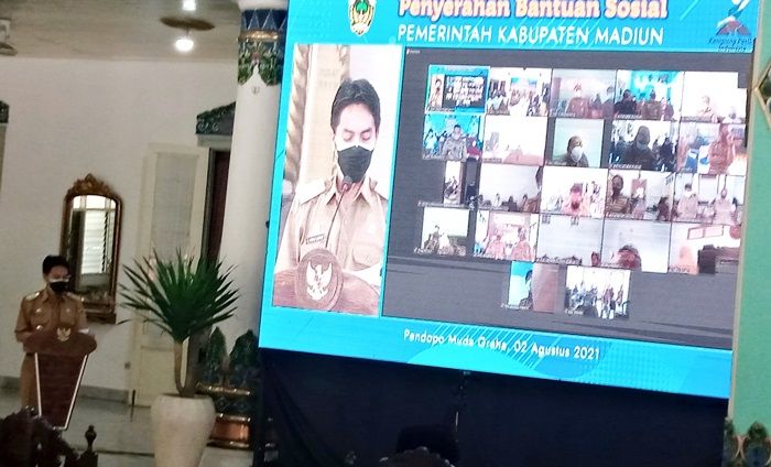 Bupati Madiun Bagikan Bantuan ke Anak Yatim Piatu, Disabilitas, Eks Psikotik, dan Lansia Bupati Madiun Bagikan Bantuan ke Anak Yatim Piatu, Disabilitas, Eks Psikotik, dan Lansia
