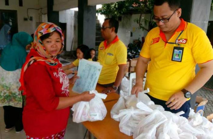 Jelang Lebaran, Megasurya Bagi Ribuan Bingkisan Untuk Warga Sekitar Pabrik