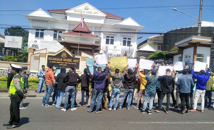 Mahasiswa Demo Kejari Batu Tuntut Kasus Ko Jul Diusut Tuntas dan Benar