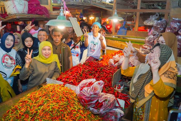Pedagang Pasar Pabean Curhat soal Banjir kepada Khofifah Pedagang Pasar Pabean Curhat soal Banjir kepada Khofifah