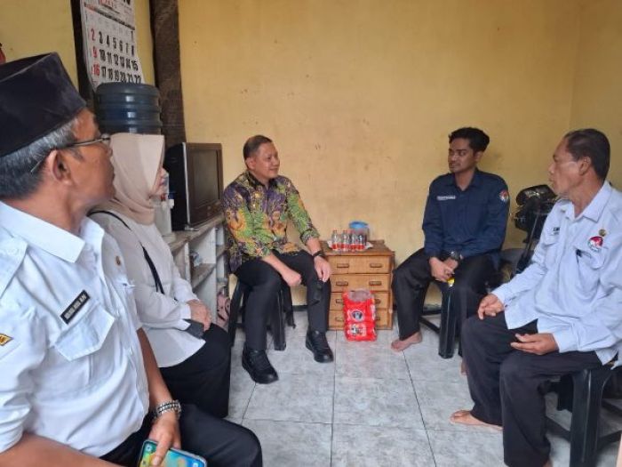 Kadindik Jatim Serahkan Bantuan Guru SMK dan Saksikan Penyerahan Ijazah Alumni SMAK Yos Sudarso