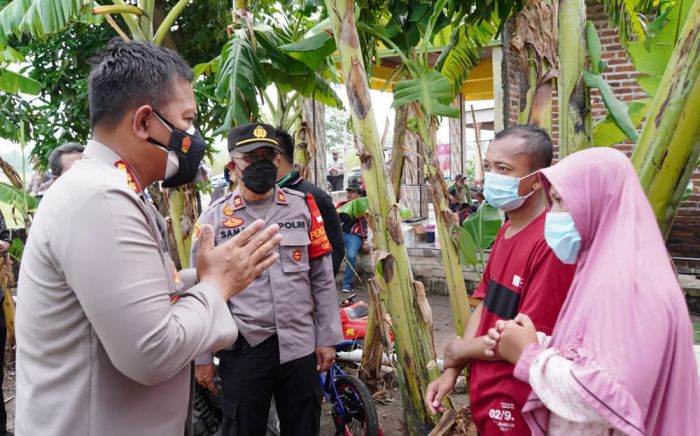 Pasca Puting Beliung di Wonoayu, Kapolresta Sidoarjo Salurkan Bansos dan Datangi Rumah Warga Pasca Puting Beliung di Wonoayu, Kapolresta Sidoarjo Salurkan Bansos dan Datangi Rumah Warga