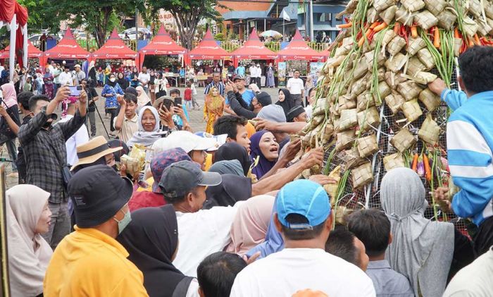 Hadiri Festival Kupatan di Tanjung Kodok, Bupati Lamongan: Upaya Lestarikan Tradisi Leluhur Hadiri Festival Kupatan di Tanjung Kodok, Bupati Lamongan: Upaya Lestarikan Tradisi Leluhur