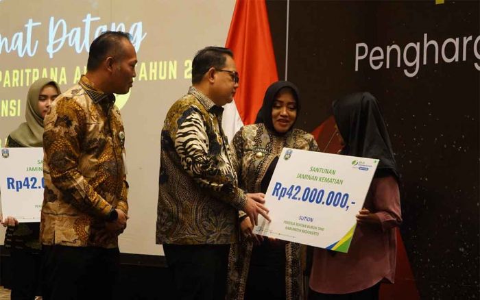 Jamin 27.272 Petani Tembakau dan Pekerja Rentan, Pemkab Mojokerto Sabet Paritrana Awards Jamin 27.272 Petani Tembakau dan Pekerja Rentan, Pemkab Mojokerto Sabet Paritrana Awards
