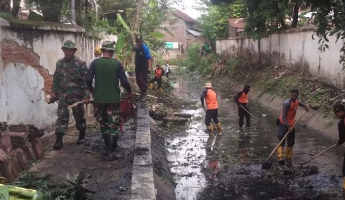 Bersinergi dengan Pemkot, Kodim Madiun Bersihkan Aliran Sungai Bersinergi dengan Pemkot, Kodim Madiun Bersihkan Aliran Sungai