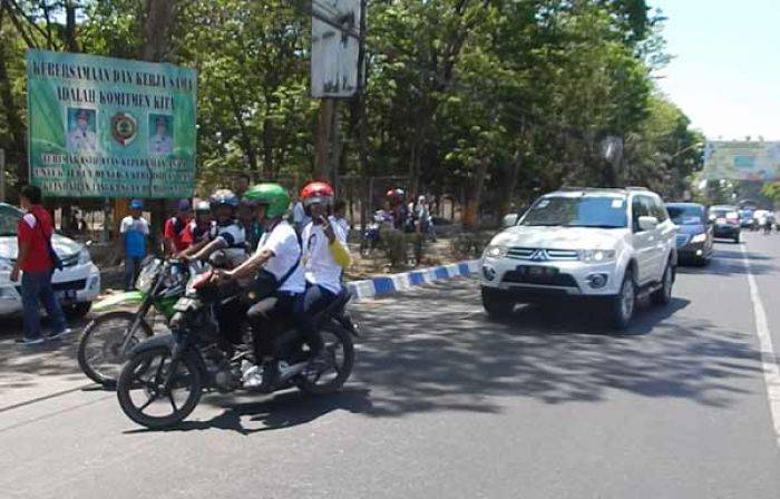 Pawai Pilkada, Tim Sukses Calon Bupati Mojokerto Pamer Mobil Mewah Pawai Pilkada, Tim Sukses Calon Bupati Mojokerto Pamer Mobil Mewah