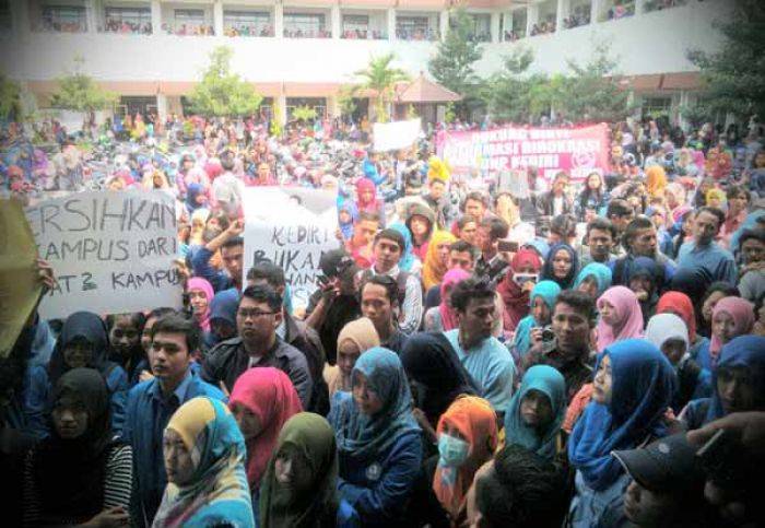 UNP Kediri Nonaktif, Ribuan Mahasiswa Demo, Rektor Pilih Mundur