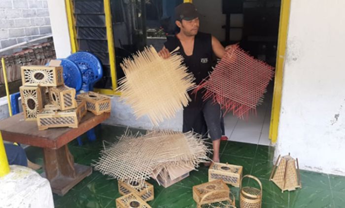 Manfaatkan Peluang Bisnis, Seorang Pemusik di Kediri Beralih Profesi sebagai Pembuat Anyaman Bambu Manfaatkan Peluang Bisnis, Seorang Pemusik di Kediri Beralih Profesi sebagai Pembuat Anyaman Bambu