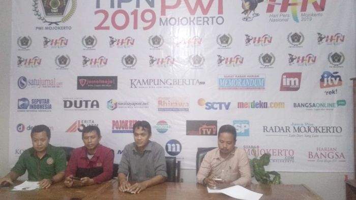 Diberhentikan Secara Massal, Pengurus Yayasan Permata Mojokerto Berencana Gugat Perdata Diberhentikan Secara Massal, Pengurus Yayasan Permata Mojokerto Berencana Gugat Perdata
