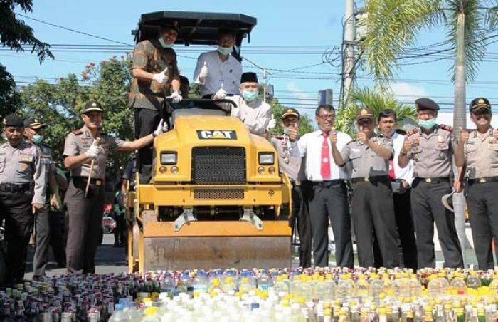 Hasil Operasi Menjelang Idul Adha, Ribuan Botol Miras Dimusnahkan Hasil Operasi Menjelang Idul Adha, Ribuan Botol Miras Dimusnahkan