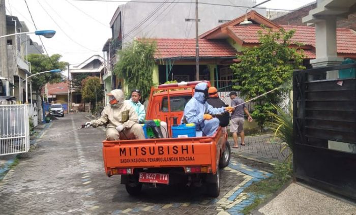 Cegah COVID-19, BPBD Gresik Intens Turun ke Desa Semprot Disinfektan