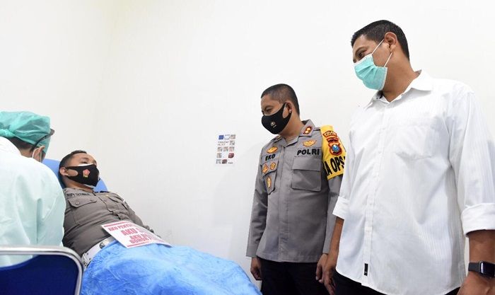 Wali Kota Kediri dan Forkopimda Antar Pendonor Plasma ke PMI Wali Kota Kediri dan Forkopimda Antar Pendonor Plasma ke PMI