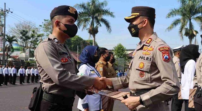 Kapolres Malang Beri Reward 61 Anggota Berprestasi Kapolres Malang Beri Reward 61 Anggota Berprestasi
