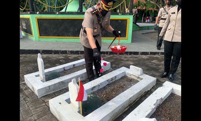 Sambut HUT ke-75 Bhayangkara, Polres Pasuruan Gelar Ziarah ke Makam Pahlawan