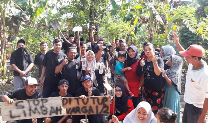 Diduga Tempat Buang Limbah, Saluran Pembuangan Home Industri Ditutup Warga Desa Tlasih Tulangan