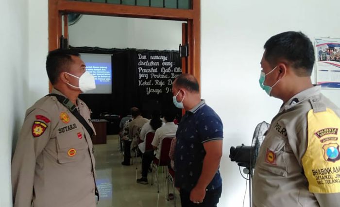 Pastikan Kamtibmas dan Prokes, Polresta Sidoarjo Laksanakan Pengamanan Ibadah di Gereja Pastikan Kamtibmas dan Prokes, Polresta Sidoarjo Laksanakan Pengamanan Ibadah di Gereja