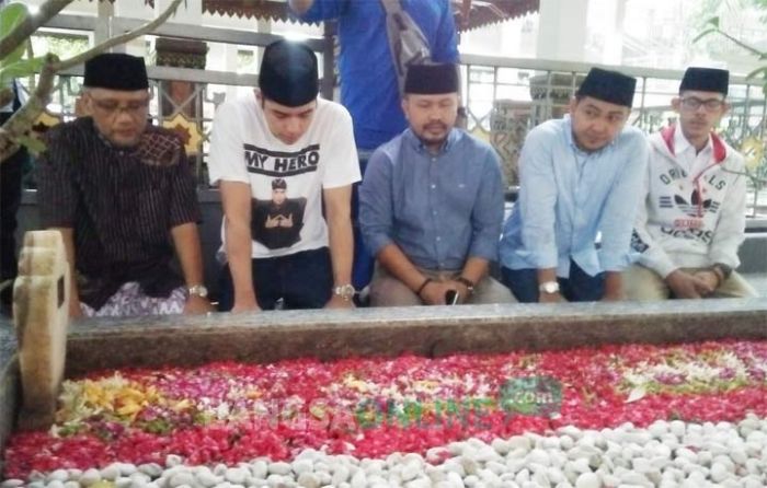 Ziarah ke Makam Gus Dur, Al Ghazali Putra Ahmad Dhani Dapat Nasihat dari Gus Solah Ziarah ke Makam Gus Dur, Al Ghazali Putra Ahmad Dhani Dapat Nasihat dari Gus Solah