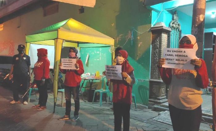 Mengharukan, Pasien Sembuh Covid-19 di Kampung Rahtu Surabaya Disambut Salawatan Mengharukan, Pasien Sembuh Covid-19 di Kampung Rahtu Surabaya Disambut Salawatan