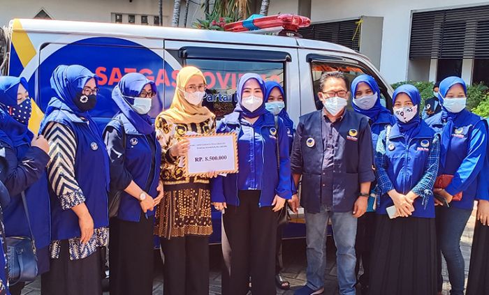 Bantu Kebutuhan Dapur Umum Posko Darurat Covid-19, Garnita Gresik Berikan Ambulans dan Sejumlah Uang Bantu Kebutuhan Dapur Umum Posko Darurat Covid-19, Garnita Gresik Berikan Ambulans dan Sejumlah Uang