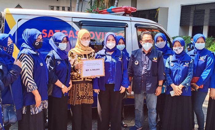 Bantu Kebutuhan Dapur Umum Posko Darurat Covid-19, Garnita Gresik Berikan Ambulans dan Sejumlah Uang