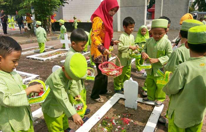 TK Al-Furqon Sidoarjo Peringati Hari Pahlawan dengan Tabur Bunga TK Al-Furqon Sidoarjo Peringati Hari Pahlawan dengan Tabur Bunga
