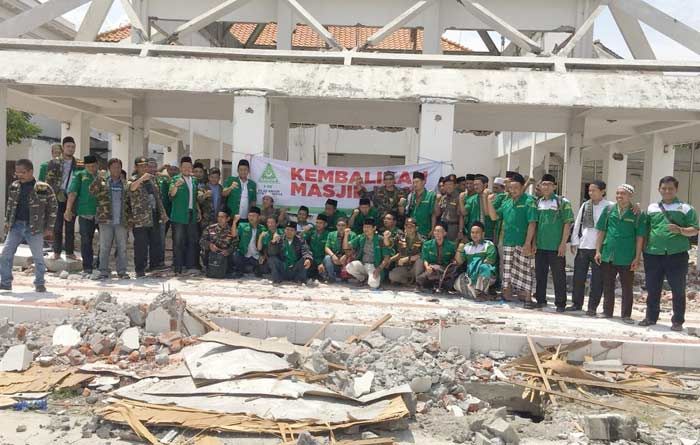 Pasca Ancaman GP Ansor Salat di Puing Bekas Masjid, Gedung Merah Putih Mendadak Jadi Musala Pasca Ancaman GP Ansor Salat di Puing Bekas Masjid, Gedung Merah Putih Mendadak Jadi Musala