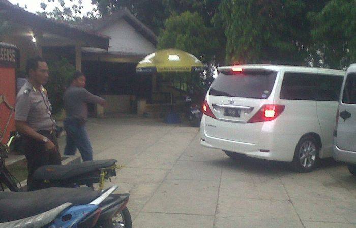 KPK Sita Dua Mobil Fuad Amin Di Rumahnya KPK Sita Dua Mobil Fuad Amin Di Rumahnya