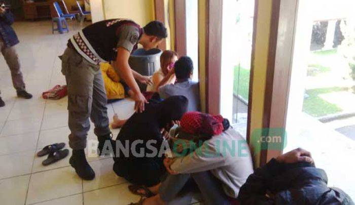 Razia di Soko dan Rengel, Satpol PP Tuban Ciduk 9 Pasangan Mesum Razia di Soko dan Rengel, Satpol PP Tuban Ciduk 9 Pasangan Mesum