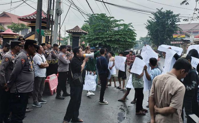 Demo Pleno Rekapitulasi Suara, Puluhan Massa Tuding Ketua KPU Bangkalan Tim Sukses Salah Satu Caleg