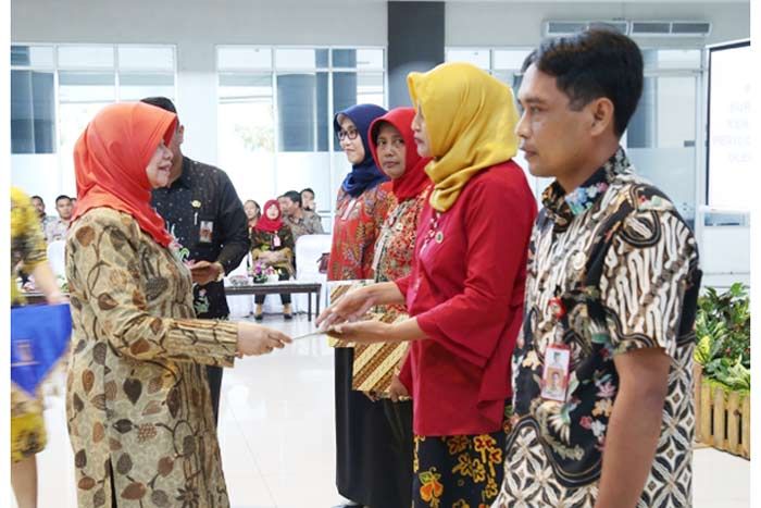 Bupati Kediri Serahkan SK Kenaikan Pangkat kepada 843 PNS Bupati Kediri Serahkan SK Kenaikan Pangkat kepada 843 PNS