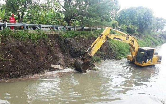 Plengsengan Sungai Sadar Kritis, Sejumlah Titik Jebol Plengsengan Sungai Sadar Kritis, Sejumlah Titik Jebol