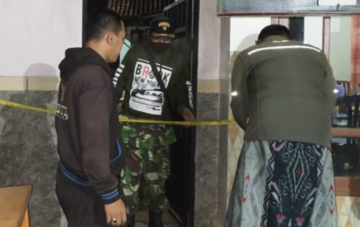 Rumah Kades Kecik Probolinggo Dibondet Orang Tak Dikenal Rumah Kades Kecik Probolinggo Dibondet Orang Tak Dikenal