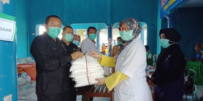 Komisi IV Salurkan Puluhan APD pada Para Petugas Medis di Perbatasan Komisi IV Salurkan Puluhan APD pada Para Petugas Medis di Perbatasan