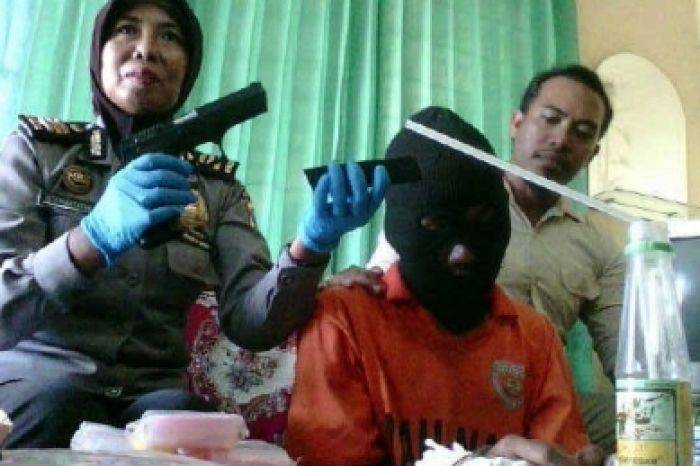 Sempat Dihalangi Warga, Polres Pamekasan Akhirnya Sergap Bandar Narkoba Sempat Dihalangi Warga, Polres Pamekasan Akhirnya Sergap Bandar Narkoba