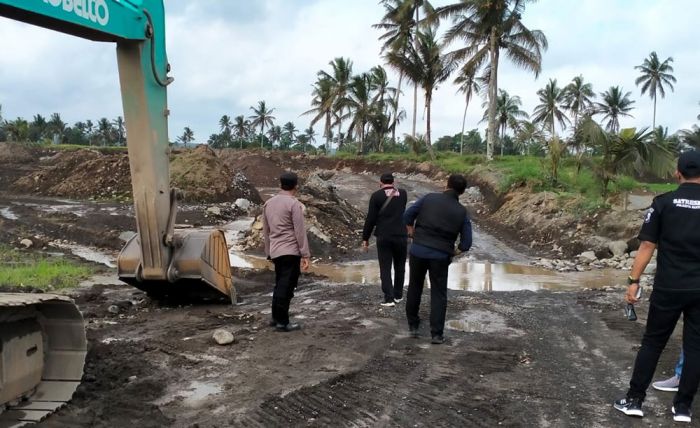Polresta Banyuwangi Tertibkan Tiga Tambang Pasir Ilegal di Songgon Polresta Banyuwangi Tertibkan Tiga Tambang Pasir Ilegal di Songgon