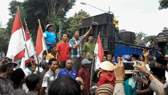Beda Perlakuan dengan Penambang Modern, Ribuan Penambang Tradisional Demo Kantor Bupati dan Dewan Beda Perlakuan dengan Penambang Modern, Ribuan Penambang Tradisional Demo Kantor Bupati dan Dewan
