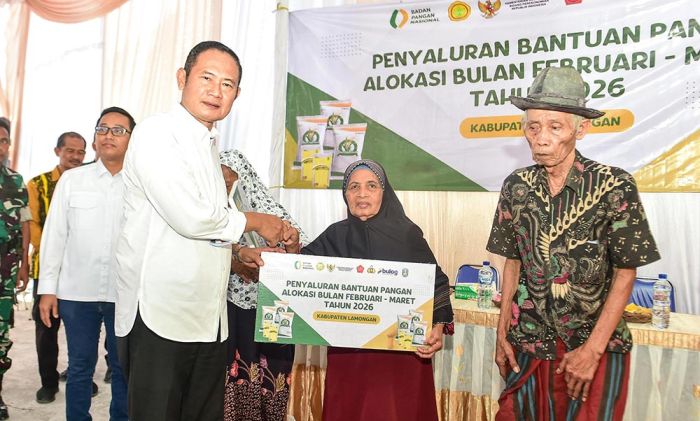 Upaya Jaga Ketahanan Pangan, Pemkab Lamongan Salurkan Bantuan Beras dan Minyak Goreng