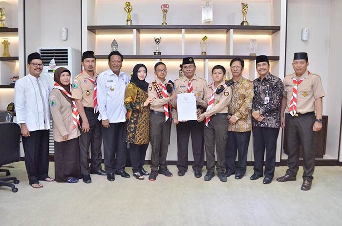 Bupati Sambari Lepas Sang Putra Bungsu Ikuti Jambore Pramuka di Australia Bupati Sambari Lepas Sang Putra Bungsu Ikuti Jambore Pramuka di Australia
