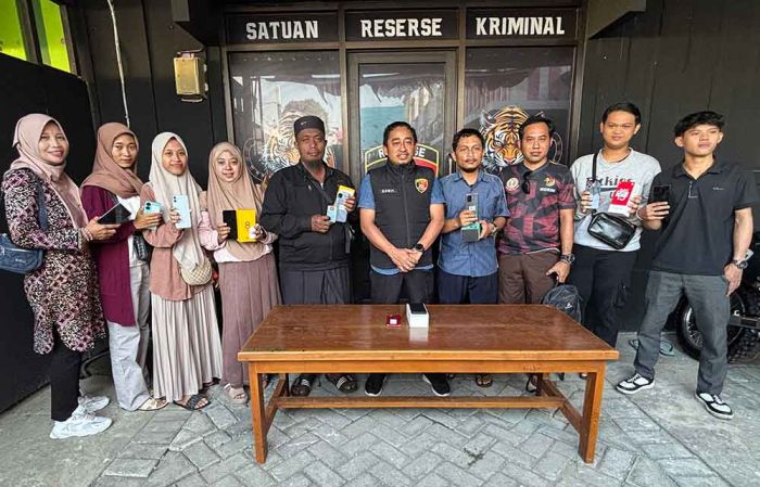 Polres Tuban Kembalikan 11 Handphone Hasil Curian pada Pemiliknya Polres Tuban Kembalikan 11 Handphone Hasil Curian pada Pemiliknya