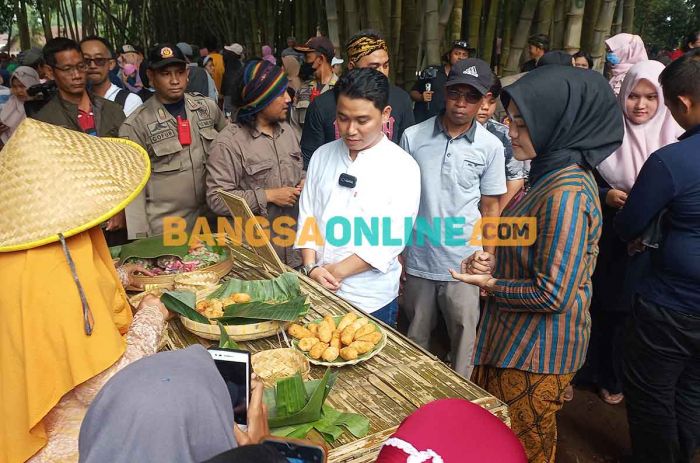 Berbaur Bersama Ribuan Pengunjung Pasar Keramat, Wakil Bupati Mojokerto Cicipi Jajanan Tempo Dulu Berbaur Bersama Ribuan Pengunjung Pasar Keramat, Wakil Bupati Mojokerto Cicipi Jajanan Tempo Dulu