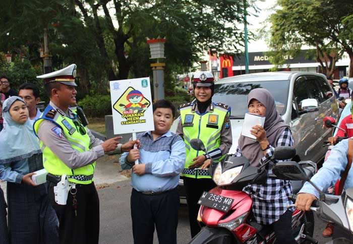 Satlantas Polres Gresik Bersama Pocil Berbagi Takjil