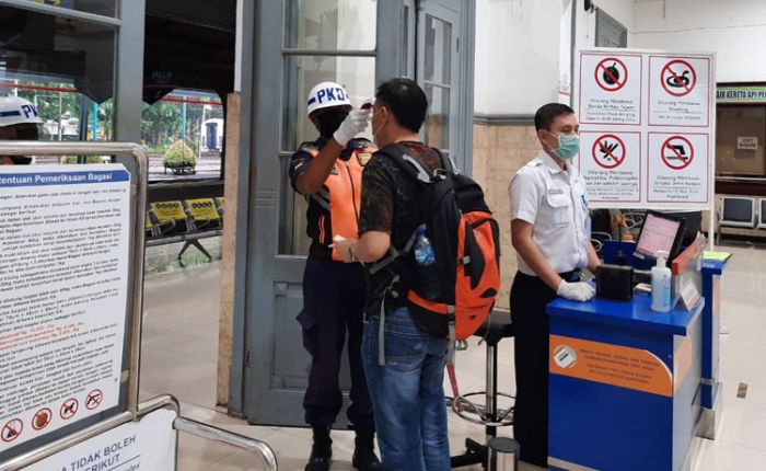 Naik Kereta, Penumpang Wajib Pakai Masker, Minimal Bahan Kain 2 Lapis Naik Kereta, Penumpang Wajib Pakai Masker, Minimal Bahan Kain 2 Lapis