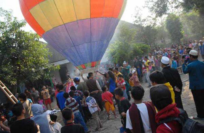 Lebaran Ketupat, Warga Diwek Jombang Terbangkan Balon Udara