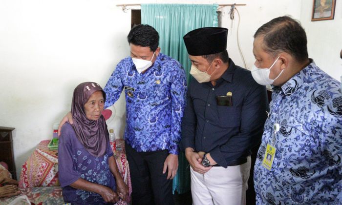 Sambangi Warga Miskin dan ODGJ, Wabup Subandi Serahkan Bantuan